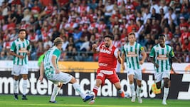 Jacob Italiano (Mi.) ist ein wichtiger Baustein im Spiel des GAK.