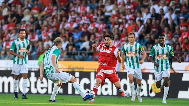 Jacob Italiano (Mi.) ist ein wichtiger Baustein im Spiel des GAK.