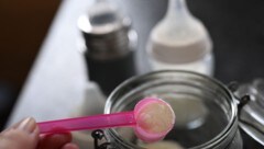 Am Donnerstag hat Danone mehr als 90 Chargen Babypulver zurückgerufen. Nun werden weitere Proben ...