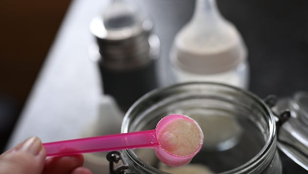 Am Donnerstag hat Danone mehr als 90 Chargen Babypulver zurückgerufen. Nun werden weitere Proben ...