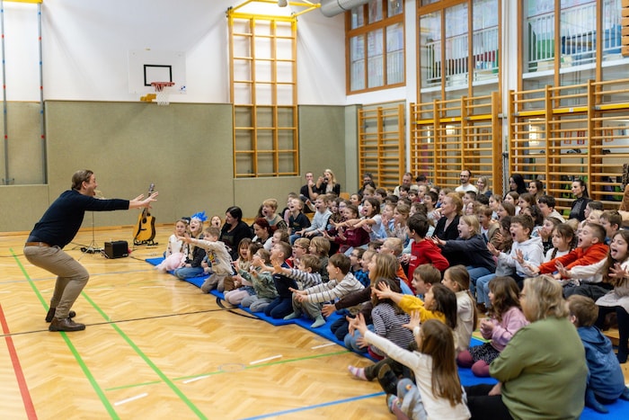 Leseonkel Christian brüllte mit den Schülern wie ein Löwe.