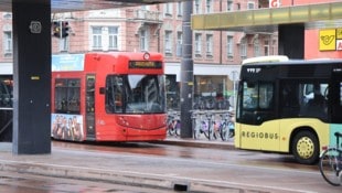 Für das Öffi-Angebot mit Bahn, Straßenbahn und Bus muss man tiefer in die Tasche greifen. 