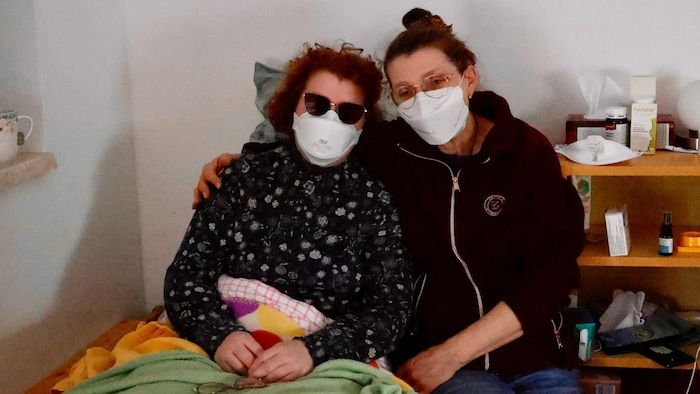 Ariane (rechts) kümmert sich täglich um ihre Tochter: „Oft hat man selbst keine Energie mehr“, ...