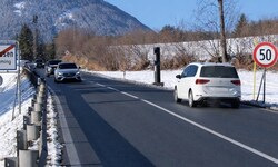 Die Siedlung ist zu Ende, trotzdem gilt hier ein Limit von 50 km/h – samt Radar