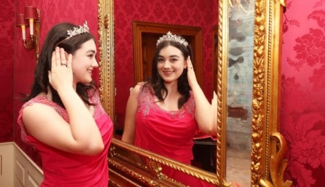 Francesca Antonia Wink beim „Krone“- Fotoshooting. Das Diadem sitzt schon mal perfekt.