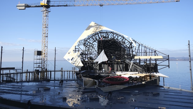 Derzeit wird eifrig am Bühnenbild gebastelt – hinter den Kulissen kämpfen die Bregenzer ...