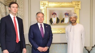 Von links: US-Diplomaten Jared Kushner, Steve Witkoff sowie Omans Außenminister Sayyid Badr ...