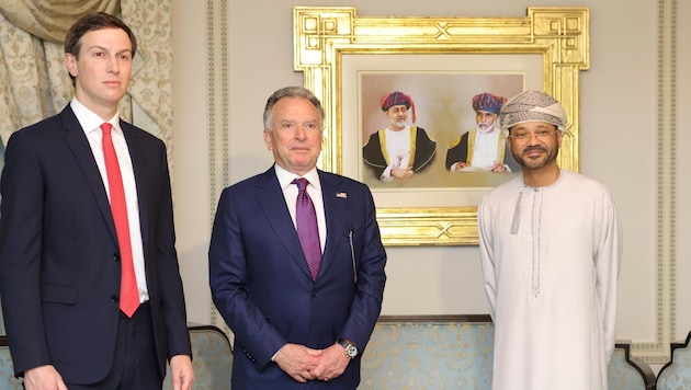 Von links: US-Diplomaten Jared Kushner, Steve Witkoff sowie Omans Außenminister Sayyid Badr ...