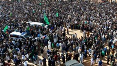 Hunderte Menschen waren zur Beerdigung von Seif al-Islam Gaddafi erschienen.