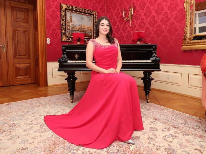 Im Schloss gibt es auch einen roten Salon: „Als Kind habe ich Klavier gespielt.“