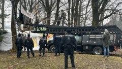 Auch ein „Sturmfahrzeug“ kam bei der Räumung des Aktivisten-Camps zum Einsatz.
