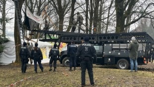 Auch ein „Sturmfahrzeug“ kam bei der Räumung des Aktivisten-Camps zum Einsatz.