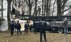 Auch ein „Sturmfahrzeug“ kam bei der Räumung des Aktivisten-Camps zum Einsatz.