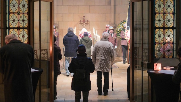 Hunderte Trauernde nahmen in der Turmkapelle im Linzer Mariendom persönlich Abschied von ...