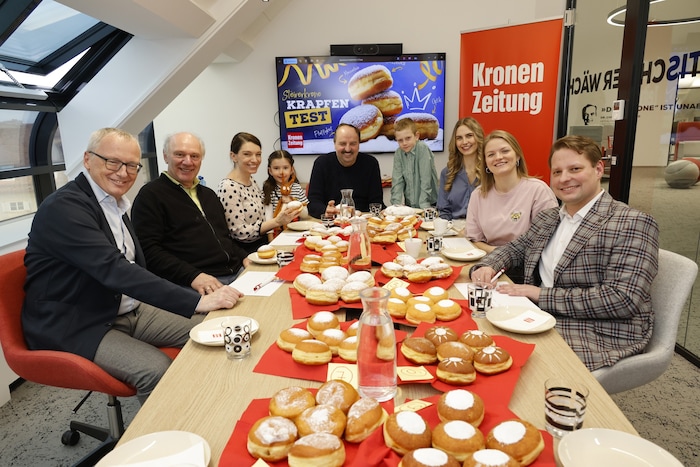 Krapfen-Runde: Johann Lafer (Mi.) , „Krone“-Chefredakteur Klaus Herrmann (li.), Gerald Schwaiger ...