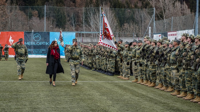 LR Eva Pawlata beim Abschreiten der Rekruten.