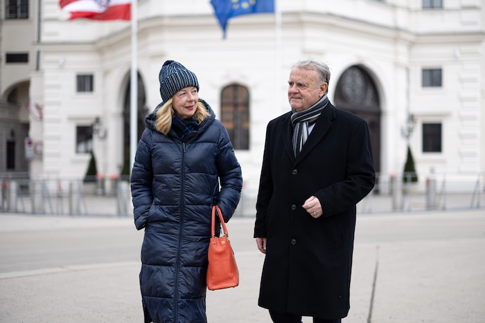 Hans Niessl im Gespräch mit Conny Bischofberger vor der Hofburg