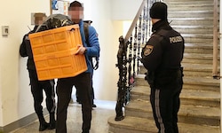 Kistenweise sicherten die Ermittler Beweismaterial.