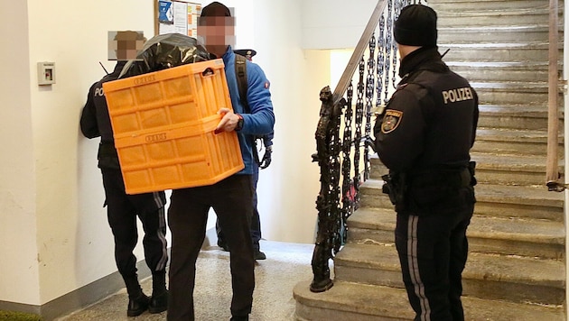 Kistenweise sicherten die Ermittler Beweismaterial.