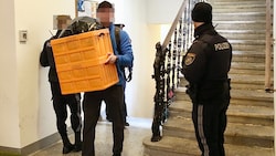 Kistenweise sicherten die Ermittler Beweismaterial.