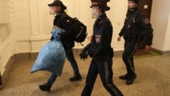 Während das Opfer weiterhin in Lebensgefahr schwebt, arbeitet das Landeskriminalamt Wien auf ...