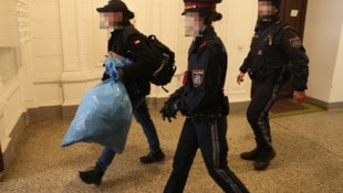 Während das Opfer weiterhin in Lebensgefahr schwebt, arbeitet das Landeskriminalamt Wien auf ...