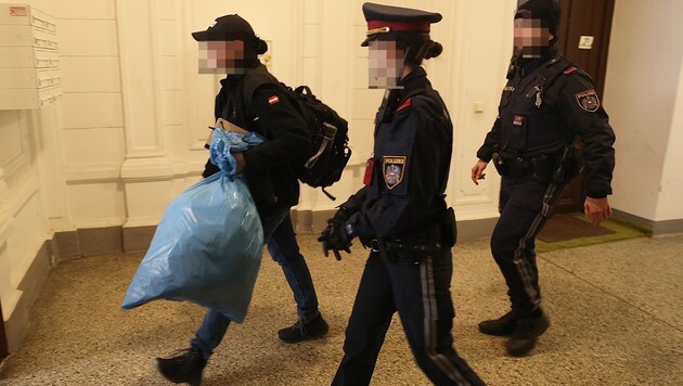 While the victim's life remains in danger, the Vienna State Criminal Investigation Office is ...