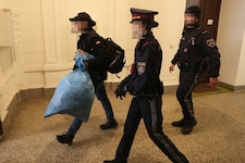 Während das Opfer weiterhin in Lebensgefahr schwebt, arbeitet das Landeskriminalamt Wien auf ...