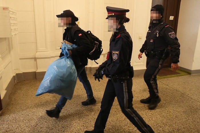 Polizisten verlassen den Tatort.