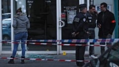 Polizisten bei den Ermittlungen am Tatort