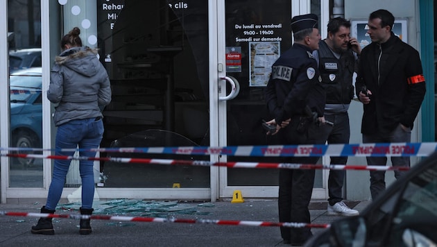 Polizisten bei den Ermittlungen am Tatort