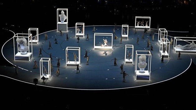 70 junge Tänzer:innen eröffnen mit einer Showeinlage und zelebrieren die Schönheit Italiens.