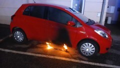 Der Täter legte eine brennende Flüssigkeit unter das Auto der Frau.