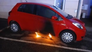 Der Täter legte eine brennende Flüssigkeit unter das Auto der Frau.