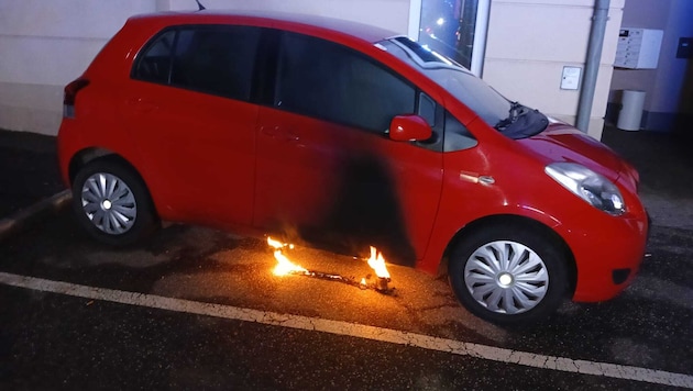 Der Täter legte eine brennende Flüssigkeit unter das Auto der Frau.