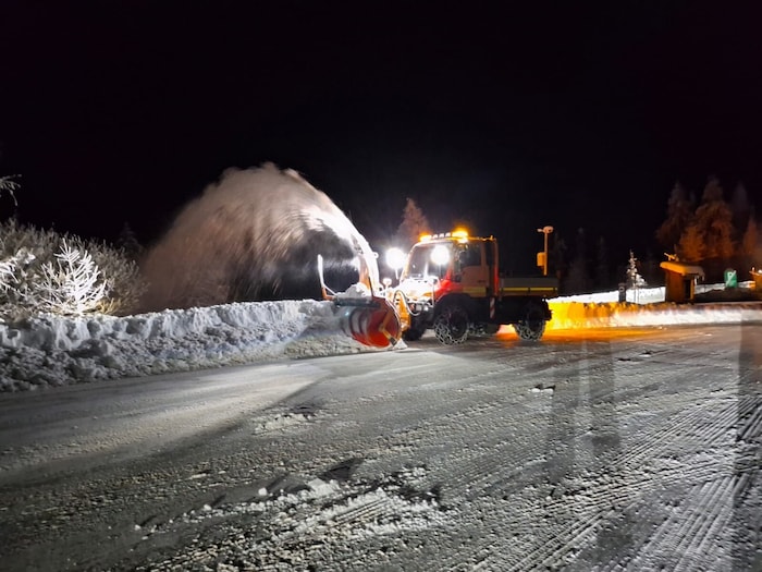 Der Schnee auf Parkflächen und Alpenstraße wurde mit Fräsen beseitigt
