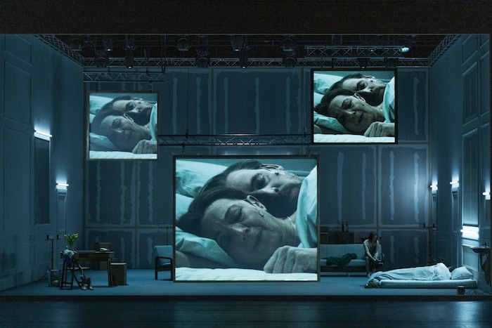 Spiel mit Distanz und Nähe: Auch Live-Kameras kommen zum Einsatz.