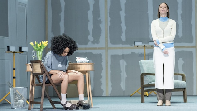 Otiti Engelhardt (li.) und Sarah Sophia Meyer in „Wir töten Stella“ in Graz.