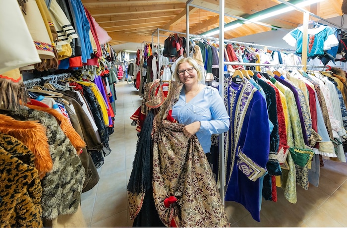 Junior-Chefin Belinda findet im riesigen Fundus mit 3500 Kostümen für jeden Narren bestimmt das ...