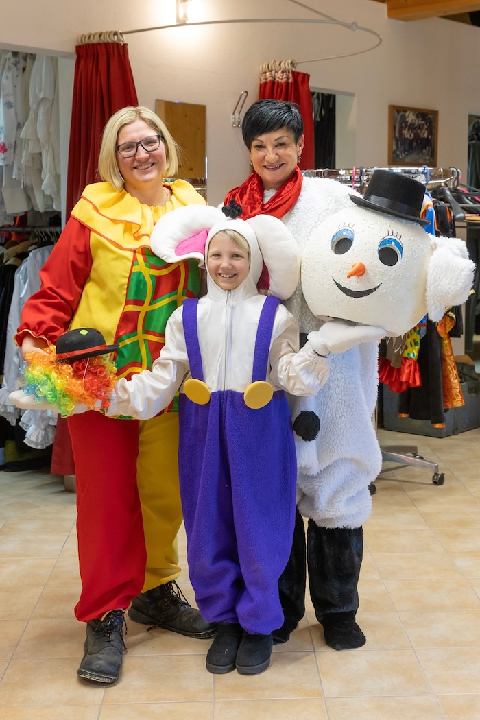 Im Kostümverleih Hundegger-Maurer haben im Prinzip die Frauen das Sagen. Chefin Cäcilia (re.), ...