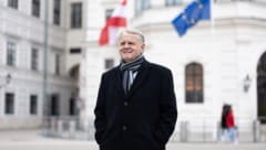 Ex-Landeshauptmann Hans Niessl (74) am Freitagmittag vor der Wiener Hofburg