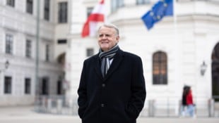 Ex-Landeshauptmann Hans Niessl (74) am Freitagmittag vor der Wiener Hofburg.