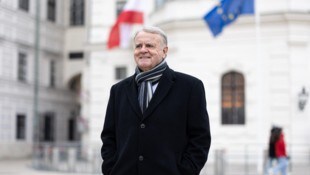 Ex-Landeshauptmann Hans Niessl (74) am Freitagmittag vor der Wiener Hofburg