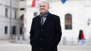 Ex-Landeshauptmann Hans Niessl (74) am Freitagmittag vor der Wiener Hofburg
