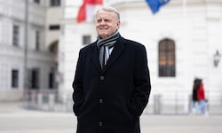 Ex-Landeshauptmann Hans Niessl (74) am Freitagmittag vor der Wiener Hofburg
