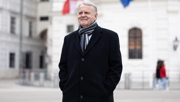 Ex-Landeshauptmann Hans Niessl (74) am Freitagmittag vor der Wiener Hofburg