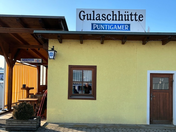So sieht die Gulaschhütte von Außen aus.