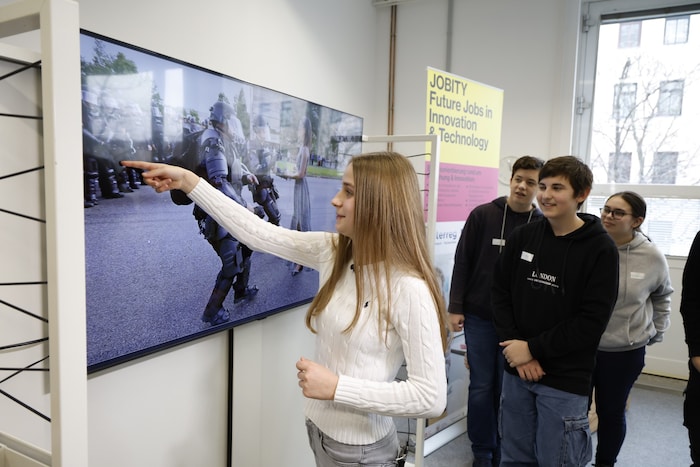 Ein echtes Foto oder eine KI-Fantasie? Die Jugendlichen analysieren jedes Detail – und ...