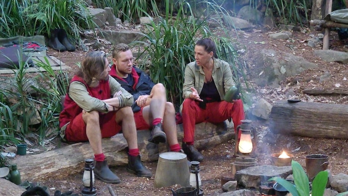 Gil wurde am Samstagabend von Patrick und Simone zum Davidstern-Skandal konfrontiert.