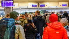 Durch den Winter-Tourismus ist der Andrang am Salzburger Flughafen stark.